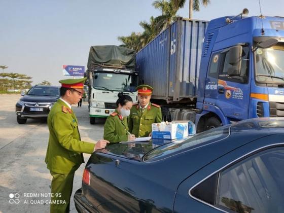 132 1 Triet Pha Duong Day Cuc Lon Dung 14 Xe Container Cho Hang Lau Tu Trung Quoc Ve