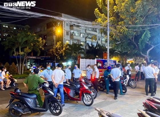 132 1 Anh Nhieu Nha Hang O Tphcm Van Don Ca Tram Khach Cung Luc Bat Chap Lenh Cam