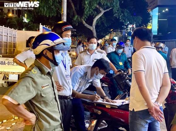 132 6 Anh Nhieu Nha Hang O Tphcm Van Don Ca Tram Khach Cung Luc Bat Chap Lenh Cam