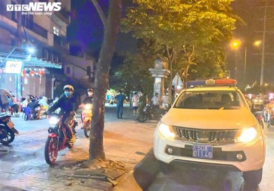 132 7 Anh Nhieu Nha Hang O Tphcm Van Don Ca Tram Khach Cung Luc Bat Chap Lenh Cam