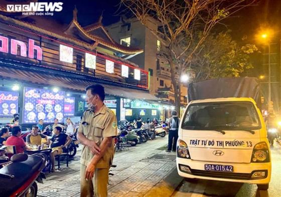 132 9 Anh Nhieu Nha Hang O Tphcm Van Don Ca Tram Khach Cung Luc Bat Chap Lenh Cam