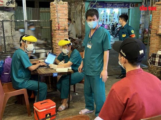 132 5 Bat Ngo Kiem Tra Lay Mau Xet Nghiem Tam Soat Covid 19 O Cac Quan Nhau