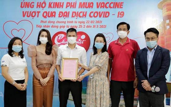 132 2 Thuy Tien   Cong Vinh Gop Kinh Phi Mua Vaccine Covid 19 Dan Mang Phan Ung Bat Ngo
