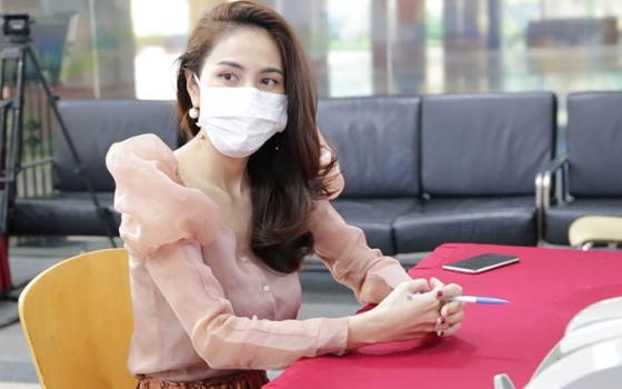 132 3 Thuy Tien   Cong Vinh Gop Kinh Phi Mua Vaccine Covid 19 Dan Mang Phan Ung Bat Ngo
