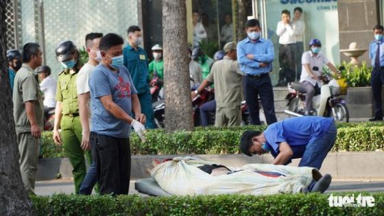 132 1 Chang Trai Nuoc Ngoai Dang Chay Xe May Nga Lan Ra Chet Giua Duong