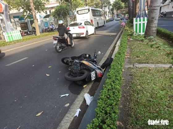 132 2 Chang Trai Nuoc Ngoai Dang Chay Xe May Nga Lan Ra Chet Giua Duong