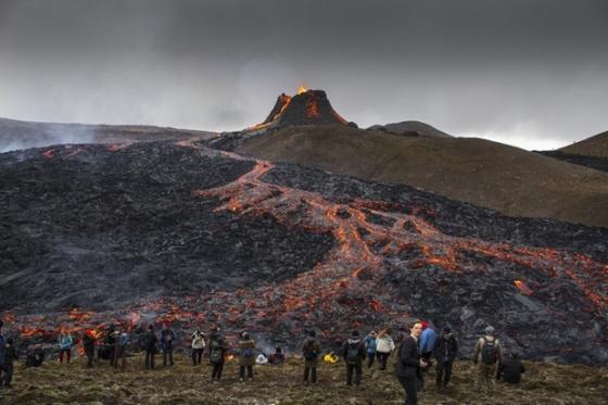 Người dân Iceland đổ xô đi xem núi lửa phun trào sau gần 800 năm