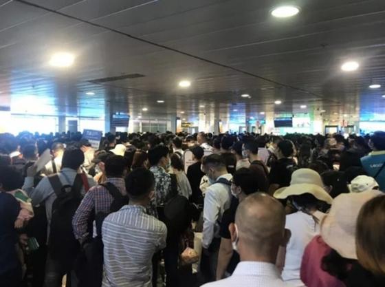 132 3 Hang Nghin Khach Xep Hang Cho Soi Chieu San Bay Tan Son Nhat That Thu