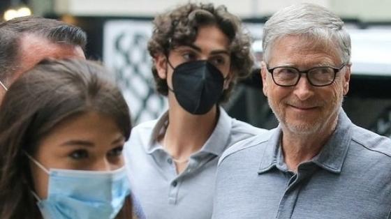 132 1 Bill Gates Lan Dau Xuat Hien Cong Khai Sau Tuyen Bo Ly Hon