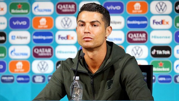 1 Ronaldo Tu Choi Uong Coca Cola Gia Tri Von Hoa Cong Ty Lap Tuc Boc Hoi 4 Ty Usd