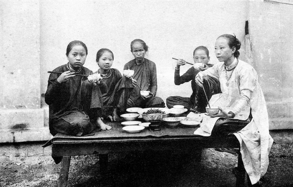 1 Phu Nu Viet 100 Nam Truoc Qua Ong Kinh Nguoi Nuoc Ngoai