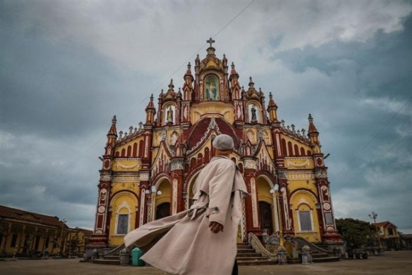 2 Lac Vao Chau Au Thu Nho O Nam Dinh Voi 4 Toa Lau Dai Long Lay Den Me Hoac