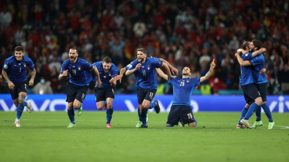 1 Nghet Tho Italia Thang May Man Tay Ban Nha Gay Tranh Cai Da Penalty