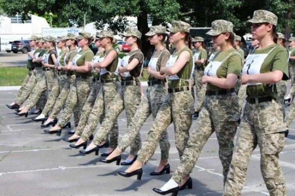 1 Vi Sao Nu Binh Si Ukraine Di Giay Cao Got Khi Tap Luyen