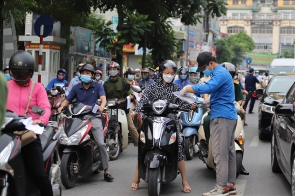 Để dân ùn ứ ở các chốt kiểm tra thì bao giờ mới hết giãn cách?