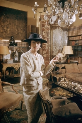 2 Ben Trong Can Ho Sang Trong Tai Paris Cua Nha Thiet Ke Huyen Thoai Coco Chanel