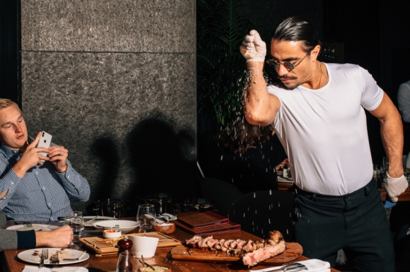 Sự xa xỉ trong chuỗi nhà hàng của Salt Bae - “thánh” rắc muối, dát vàng