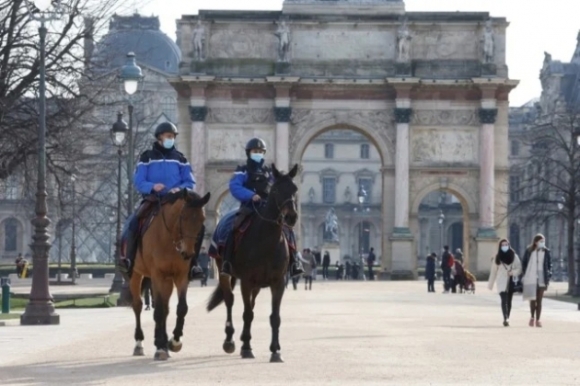 1 Khau Trang Tro Thanh Bat Buoc Trong Cac Khong Gian Ngoai Troi O Paris