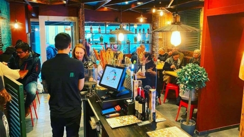 1 Nguoi Viet Nam Chau Am Thuc Viet Den Thanh Pho Nho Cua Dan Mach