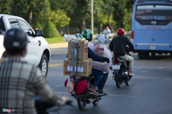 ''Vận động đừng về ăn Tết là vô cảm với người xa quê''