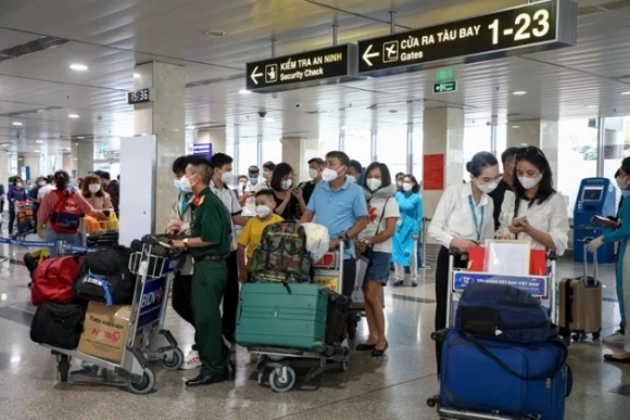 5 San Bay Tan Son Nhat Chat Kin Nguoi Ve Que Don Tet