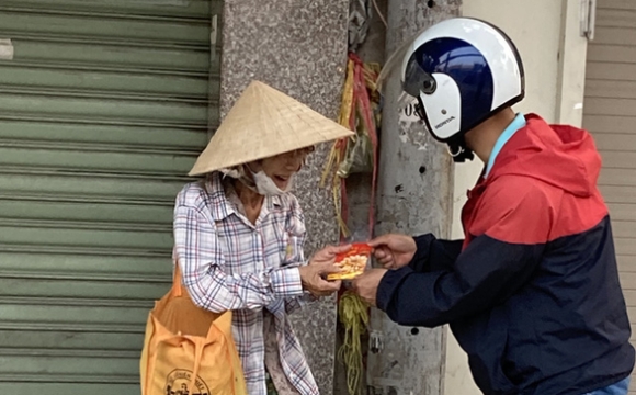 3 Nguoi Ban Ve So Nhat Ve Chai Bat Ngo Nhan Li Xi Tren Duong Pho Tu Nhung Nguoi Khong Quen