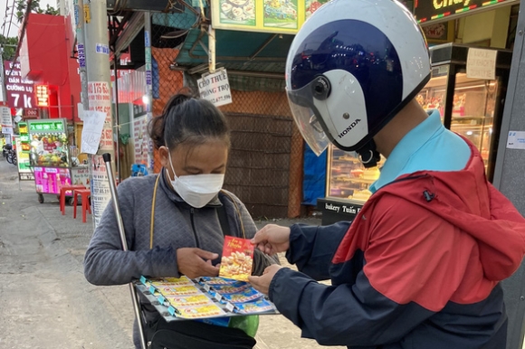 4 Nguoi Ban Ve So Nhat Ve Chai Bat Ngo Nhan Li Xi Tren Duong Pho Tu Nhung Nguoi Khong Quen