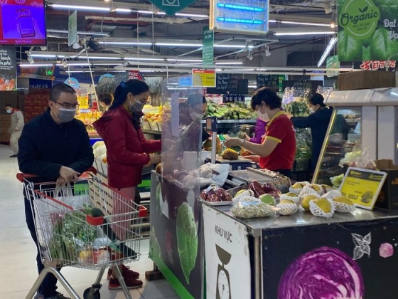 4 Nguoi Dan Hoi Ha Sam Sua Cho Sieu Thi Dong Nghit Khach Ngay 28 Tet