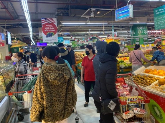 5 Nguoi Dan Hoi Ha Sam Sua Cho Sieu Thi Dong Nghit Khach Ngay 28 Tet