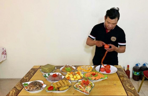 1 Nguoi Viet O Chau Phi A Au Don Tet Nang Niu Lo Dua Hanh Chiec Banh Tet