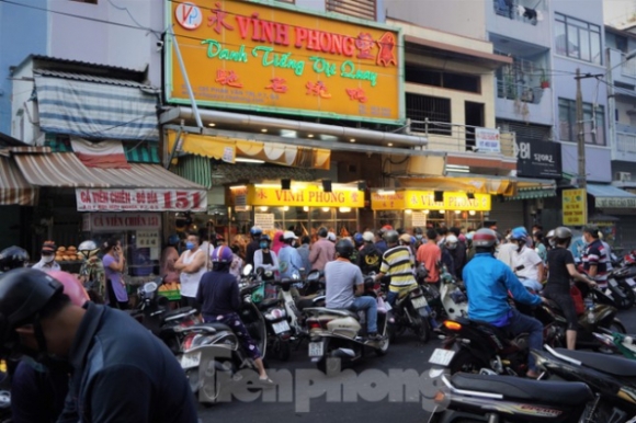 2 Xep Hang Mua Heo Cung Vit Quay Ngay Via Than Tai