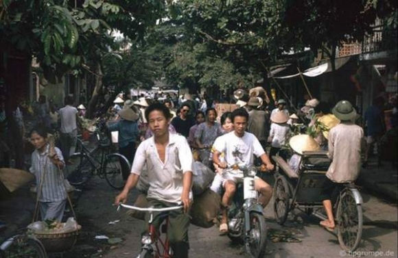 2 Giao Thong Ha Noi Nam 1991 Qua Ong Kinh Nhiep Anh Gia Duc