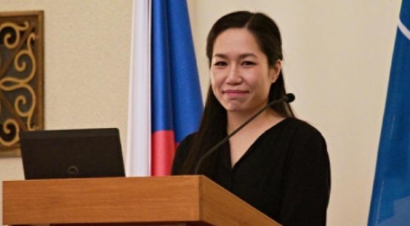 1 Lenka Do Tro Thanh Giam Doc Cua Noi Cac Cua Bo Ngoai Giao Sec