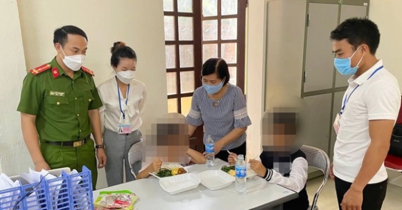 1 Vu Be Gai Trong Clip Bi Treo Len Tran Nha Danh Trieu Tap Nguoi Cha Len Lam Viec