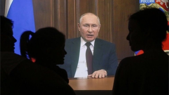 1 Putin Dang Bi Don Den Chan Tuong