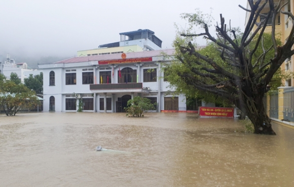 2 Nguoi Quy Nhon Xot Xa Nhin Tivi Tu Lanh Bi Nhan Chim Trong Nuoc