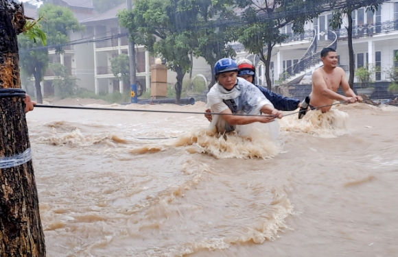 3 Nguoi Quy Nhon Xot Xa Nhin Tivi Tu Lanh Bi Nhan Chim Trong Nuoc