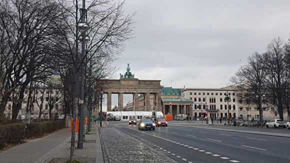 2 Du Ky Mua Dong Buc Tuong Berlin Cong Brandenburg Tram Kiem Soat Charlie