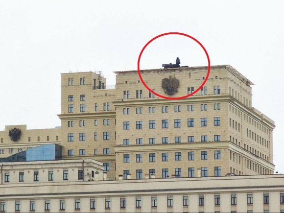 "Vật thể lạ" xuất hiện trên nóc tòa nhà trụ sở Bộ Quốc phòng Nga