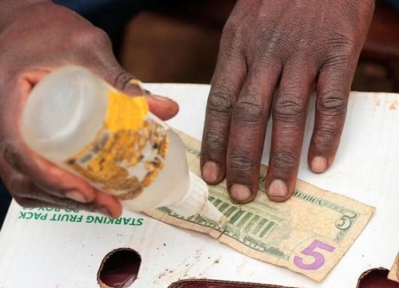 Nghề vá tiền USD ở Zimbabwe