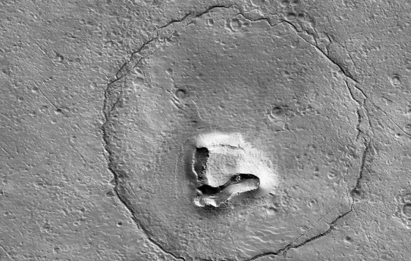 NASA phát hiện 'mặt gấu' trên bề mặt sao Hỏa