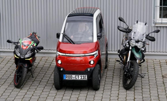 Hãng xe điện khởi nghiệp ra mắt ô tô điện đối phó với tắc đường: nhỏ gọn không kém xe máy, đi được 180 km mỗi lần sạc