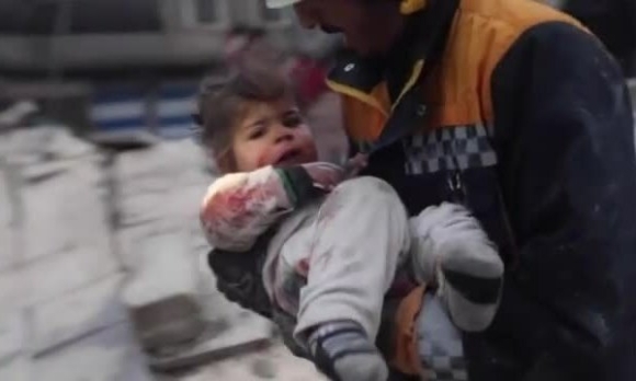 Khoảnh khắc em bé Syria được cứu khỏi đống đổ nát sau động đất
