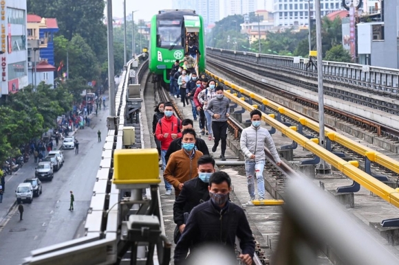 1 Tau Cat Linh Ha Dong Dot Ngot Dung Giua Duong Hanh Khach Phai Di Xe Buyt Ve Ga