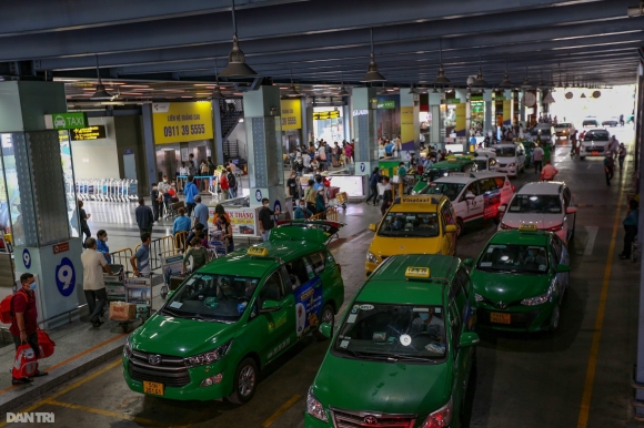 Taxi vào sân bay Tân Sơn Nhất sắp phải trả thêm phí: Trăm dâu đổ đầu khách?