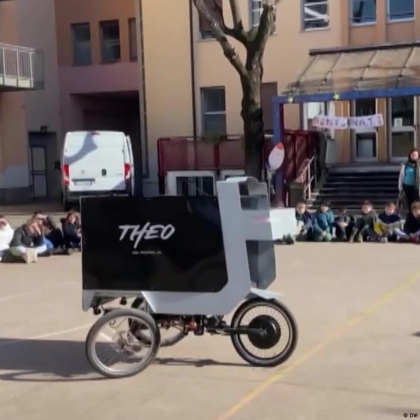 1 Robot Giao Hang Den Tay Nguoi Dung Giup Tiet Kiem Nhan Cong Tai Duc