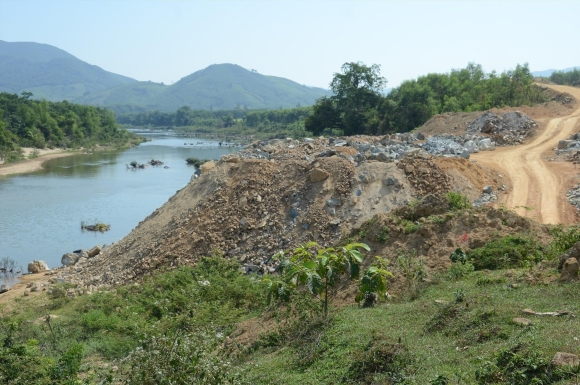 Xây thủy điện, đơn vị thi công đổ hơn 13.000 m3 đất, đá ra sông