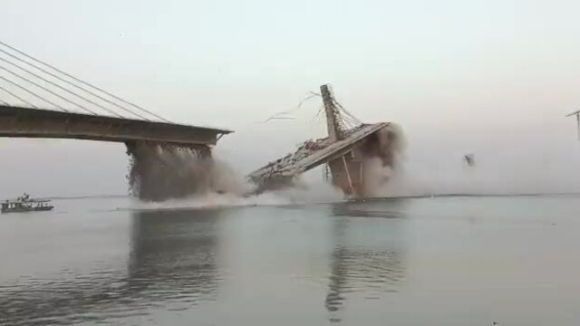 Cầu đang xây hai lần đổ sập ở Ấn Độ