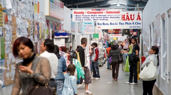 1 Nguoi Viet Tai Duc Muu Sinh Bang Nghe Ban Rau Qua Thuc Pham