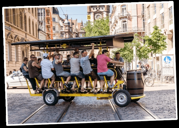 Bierbike – loại xe độc đáo dành cho tiệc bia trên đường ở Đức